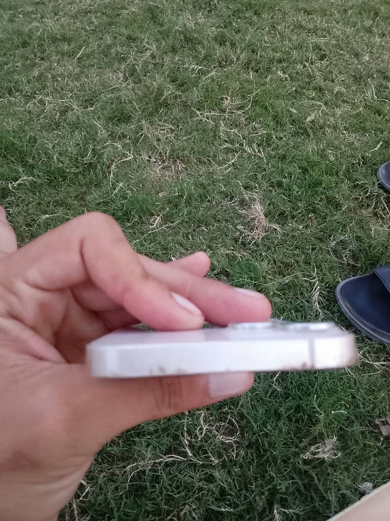 Apple iPhone 13 2