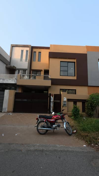 5 Marla Used House for Sale in Sector D Bahria Town Lahore Near Rainbow