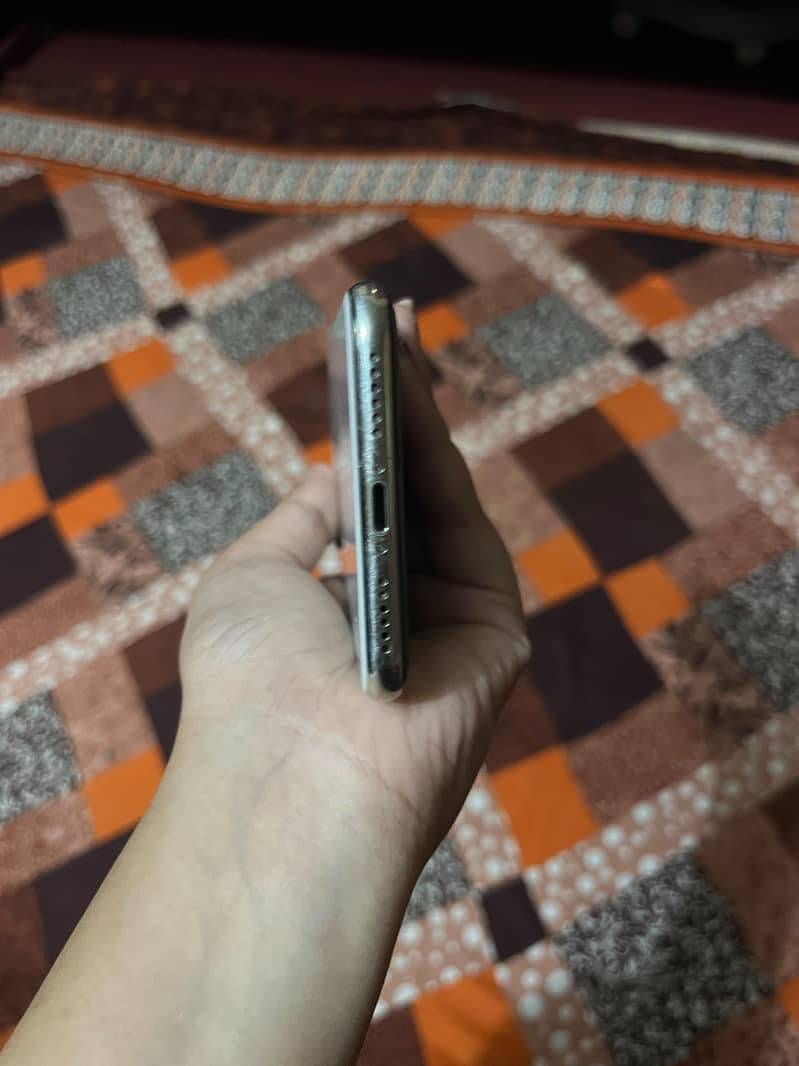 Apple iPhone X 4