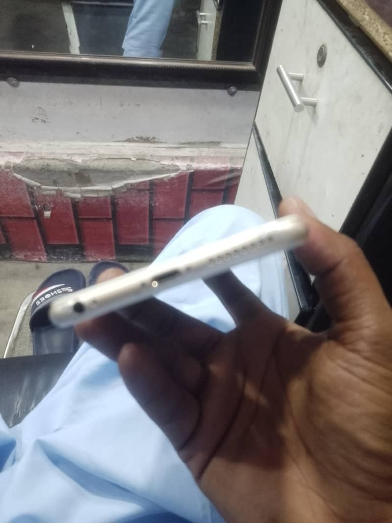 Apple iPhone 6S Plus 4