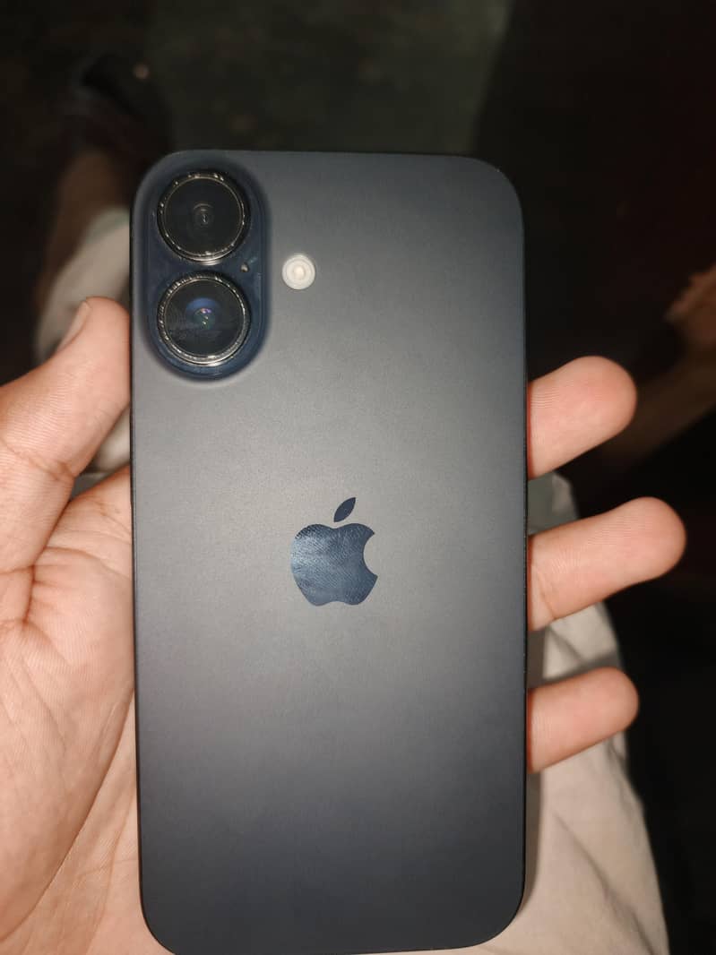Apple iPhone 16 3