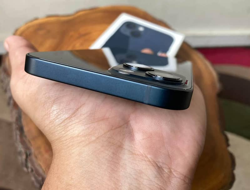 Apple iPhone 13 5