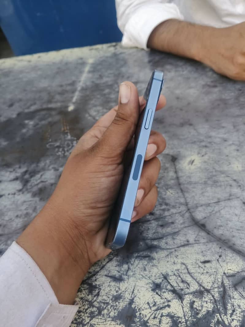 Apple iPhone 13 4