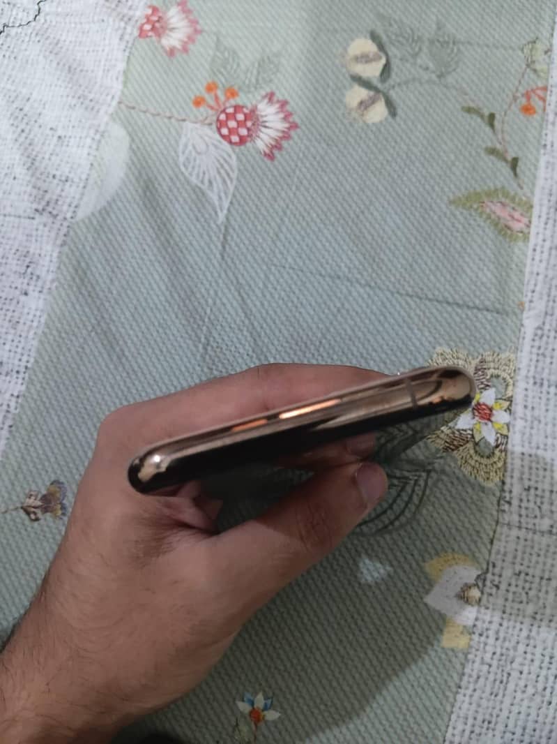 Apple iPhone 11 Pro 4