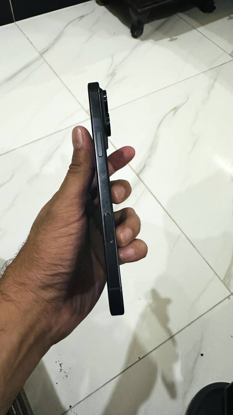 Apple iPhone 16 Pro Max 4