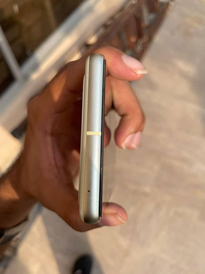 Google Pixel 7 4