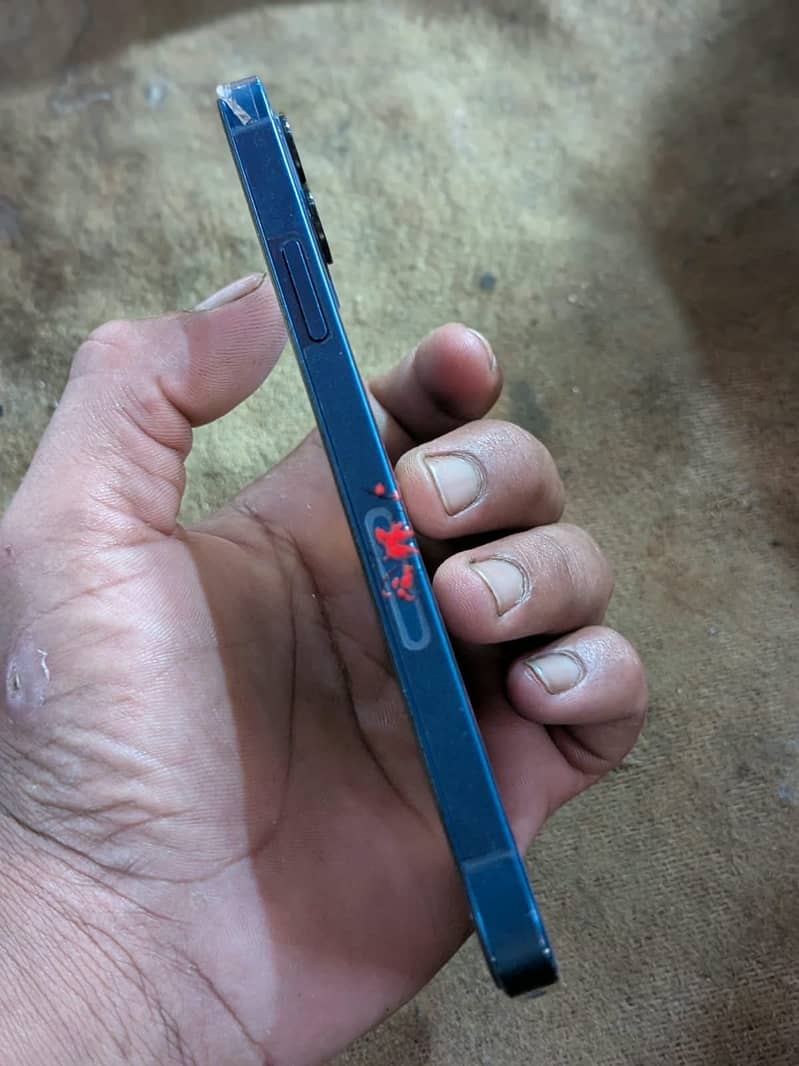 Apple iPhone 12 4