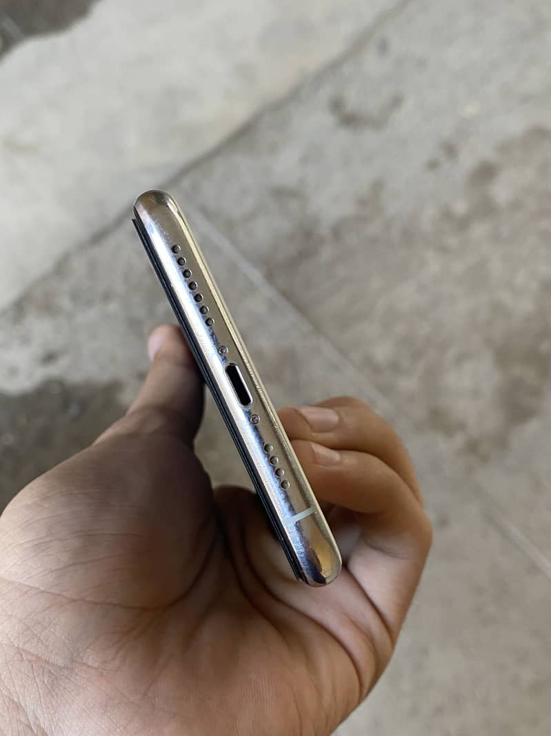 Apple iPhone 11 Pro Max 2