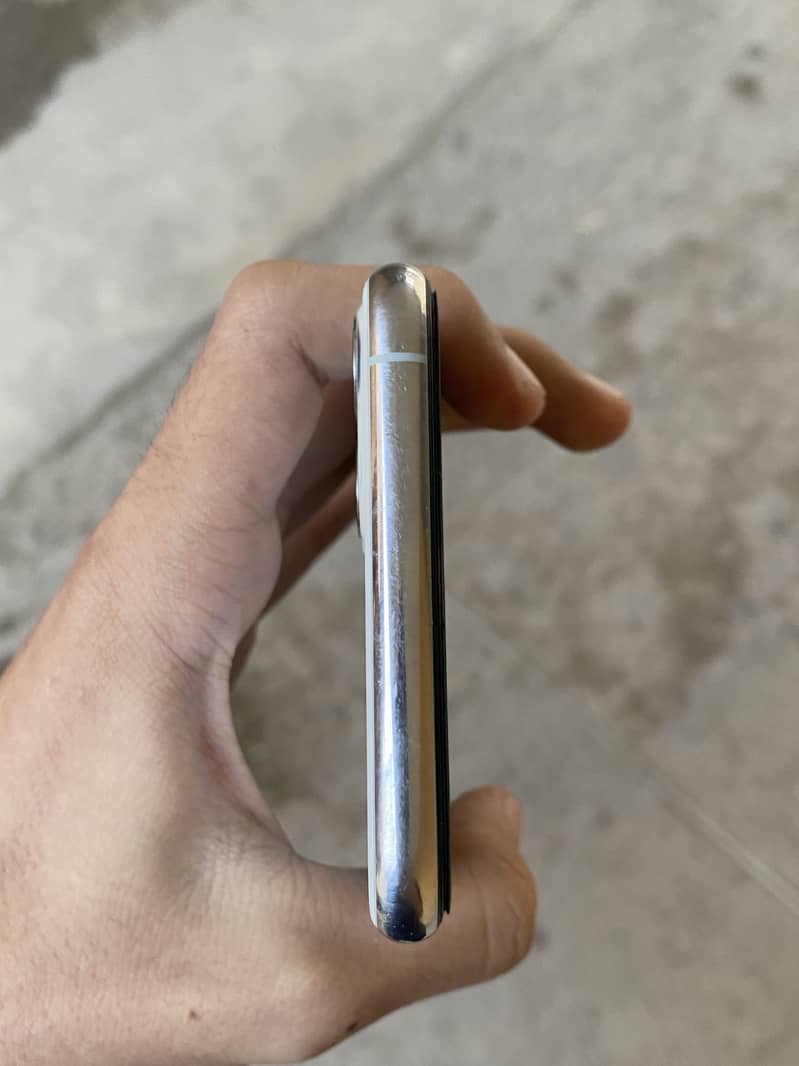 Apple iPhone 11 Pro Max 4