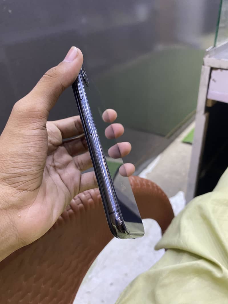 Apple iPhone X 4