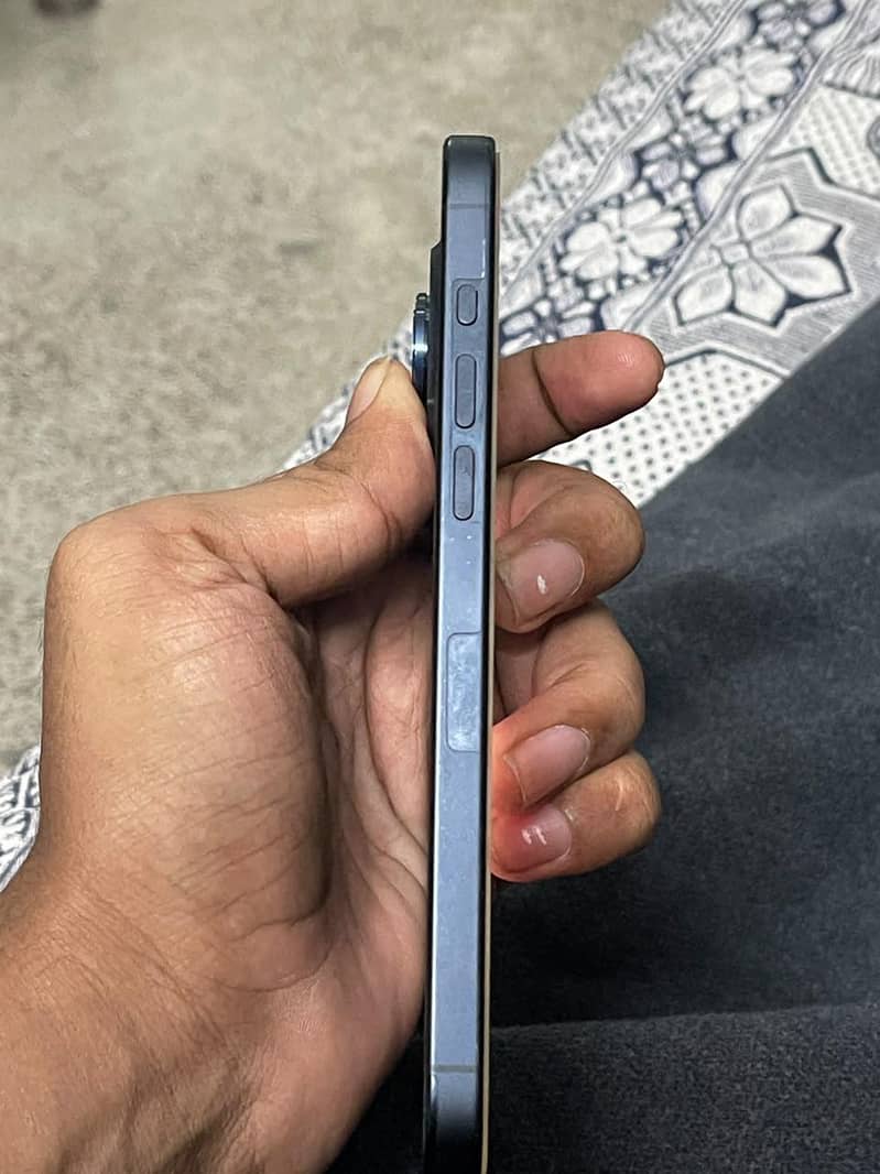 Apple iPhone 15 Pro Max 4