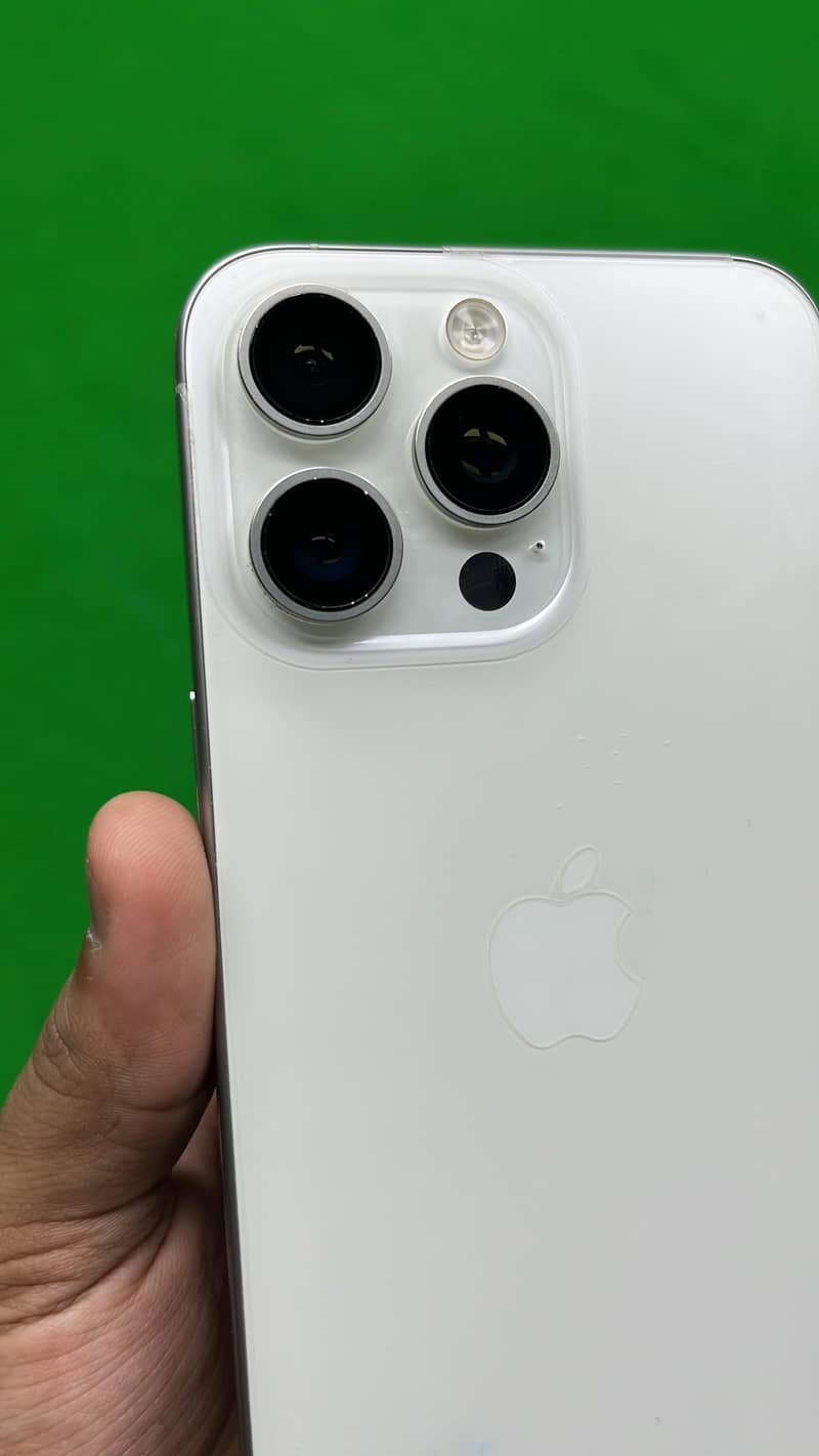 Apple iPhone 15 Pro Max 4