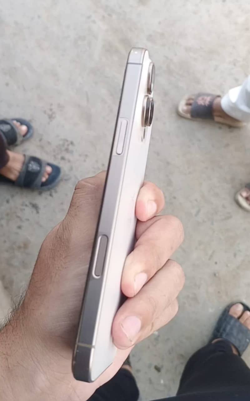 Apple iPhone 16 Pro Max 3