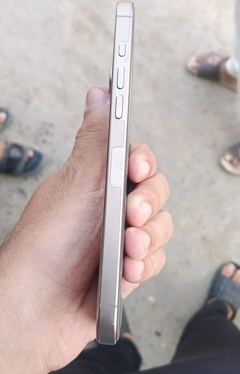 Apple iPhone 16 Pro Max 4