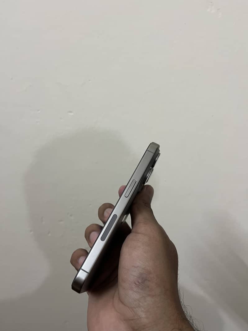 Apple iPhone 15 Pro 4