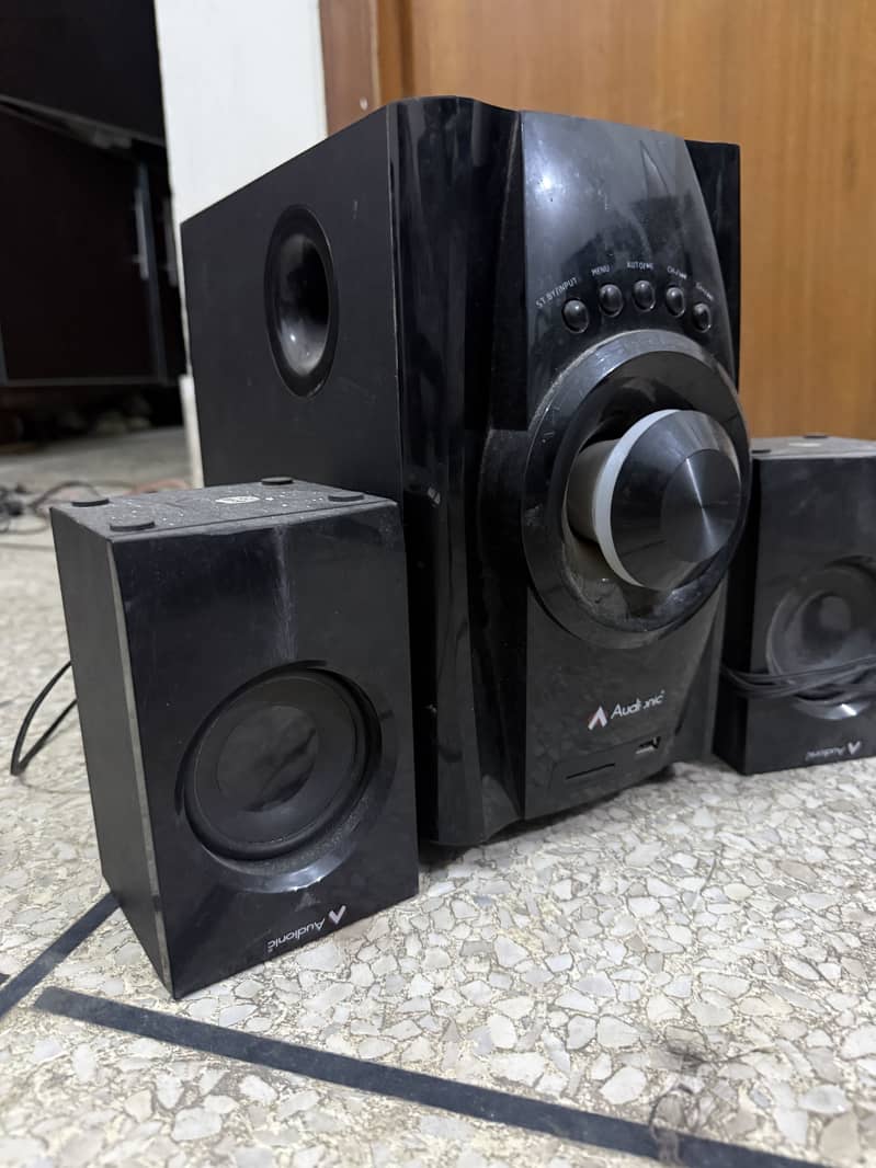 Audionic Bluetooth Speaker Only 1 pair is working 0