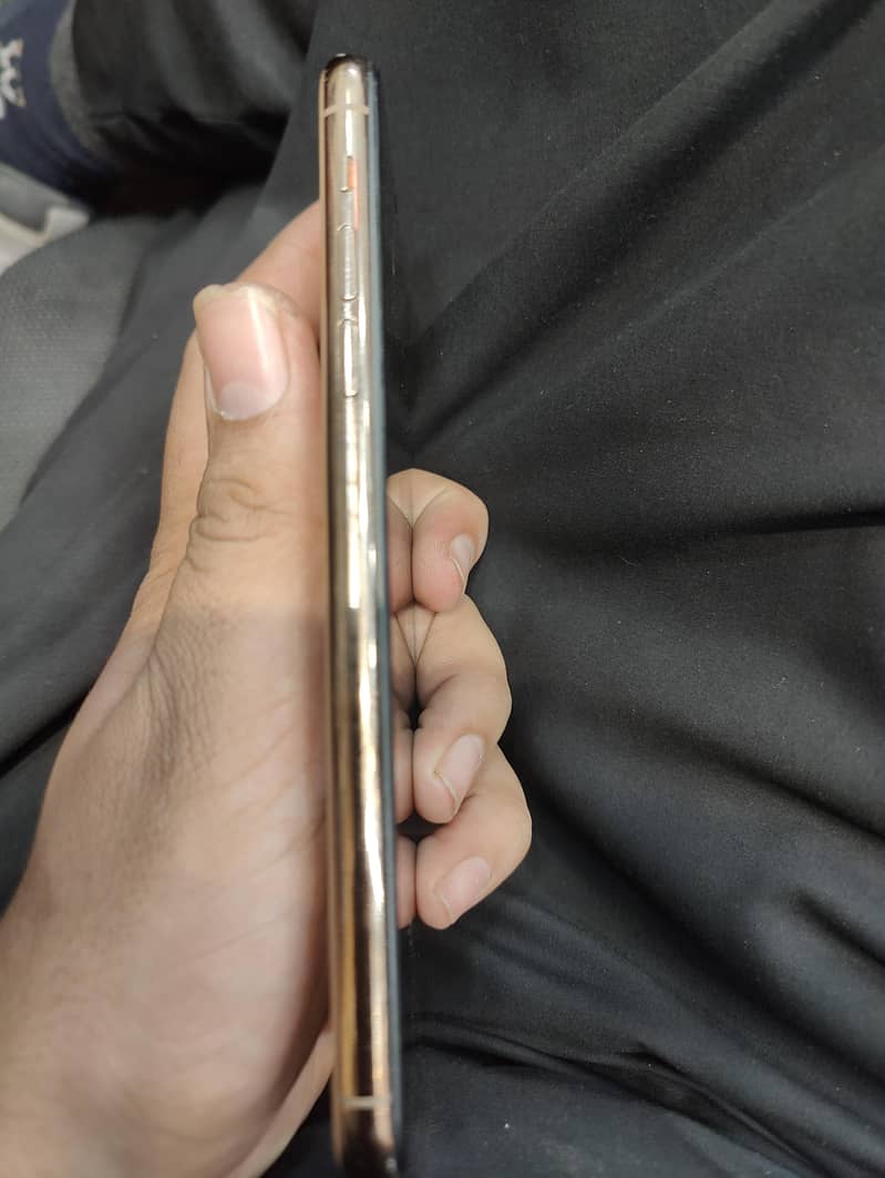 Apple iPhone 11 Pro Max 4
