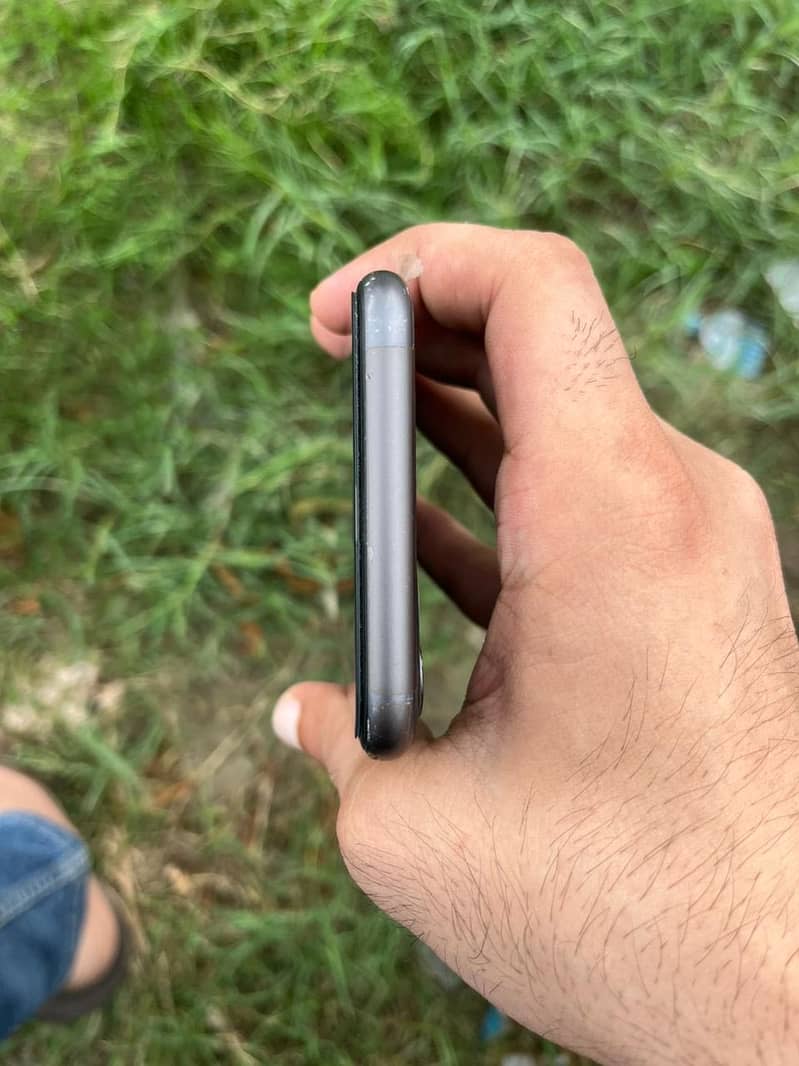Apple iPhone 11 3