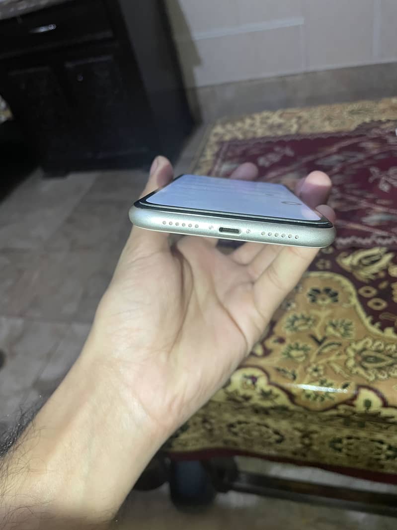 Apple iPhone 11 4