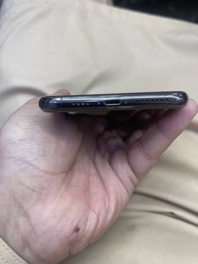 11 Pro Max 64GB pta prove 81% btry Health 10%9 condition