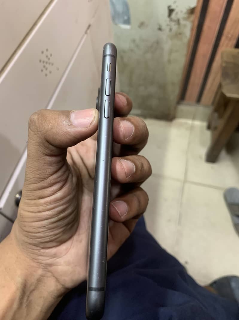 Apple iPhone 11 4