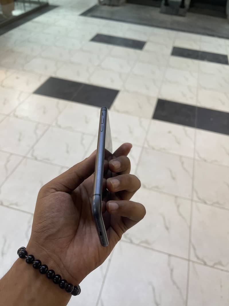 Apple iPhone 11 3