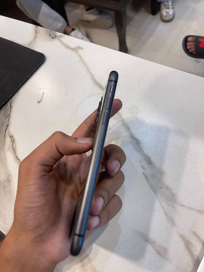 Apple iPhone 11 10