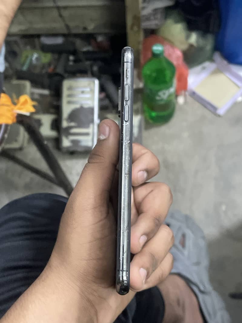 Apple iPhone XS Max 3