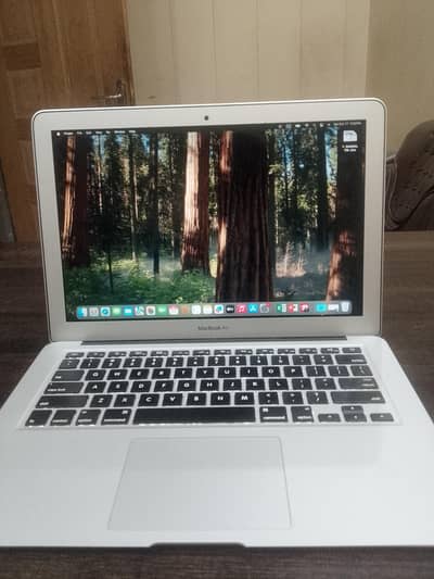 MacBook Air 2017 core i5, 17 inches, hard 8/128