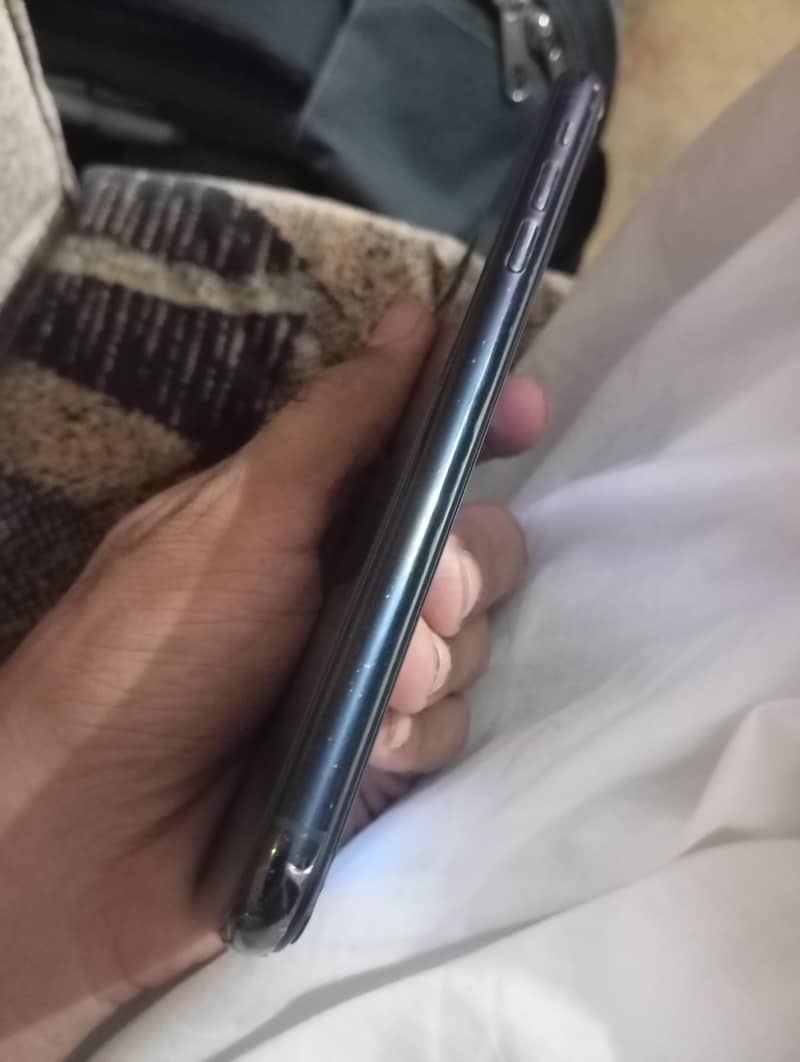 Apple iPhone 11 Pro Max 4
