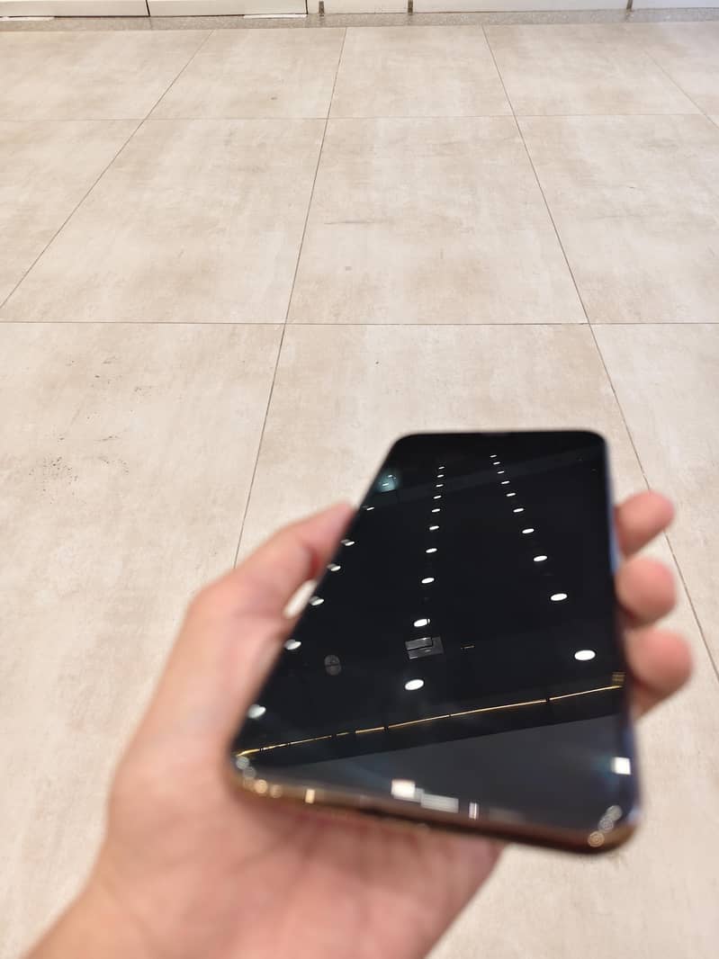 Apple iPhone XS Max 7