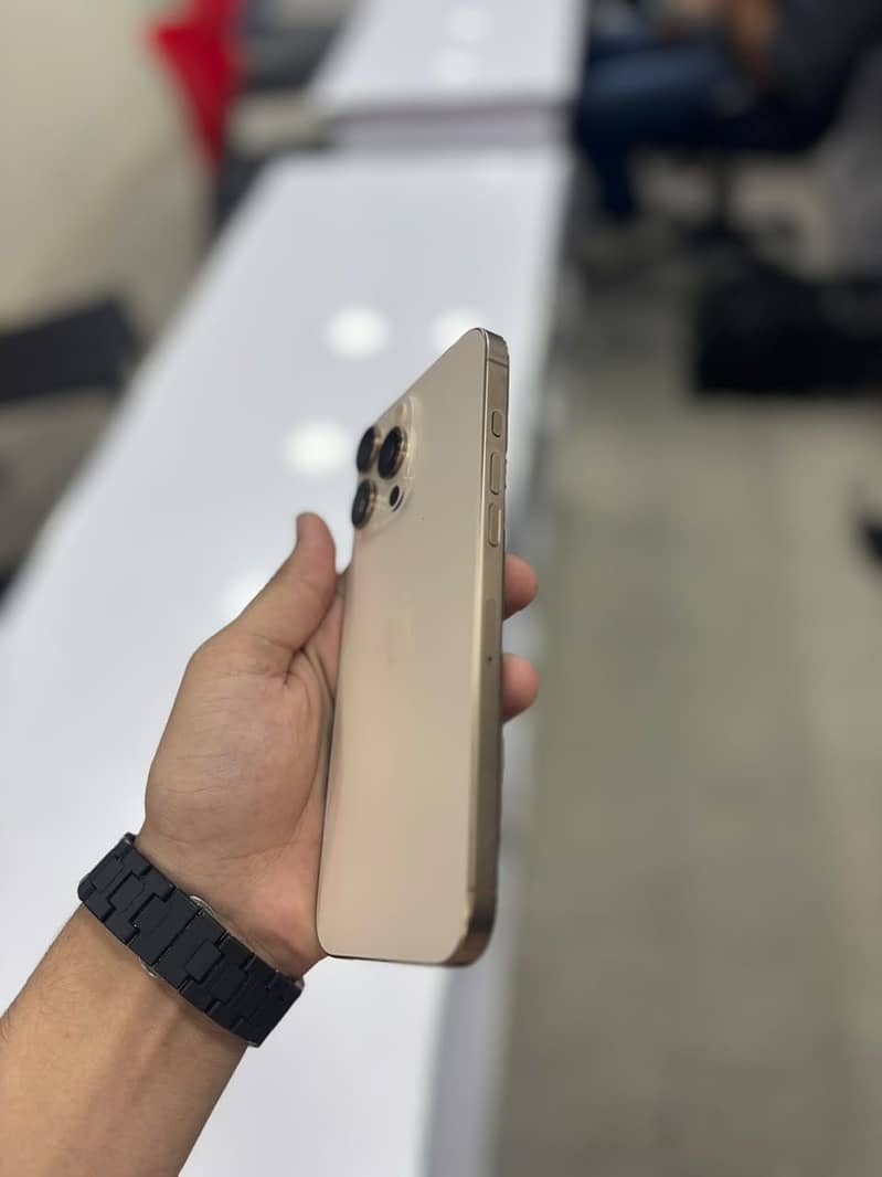 Apple iPhone 16 Pro Max 2