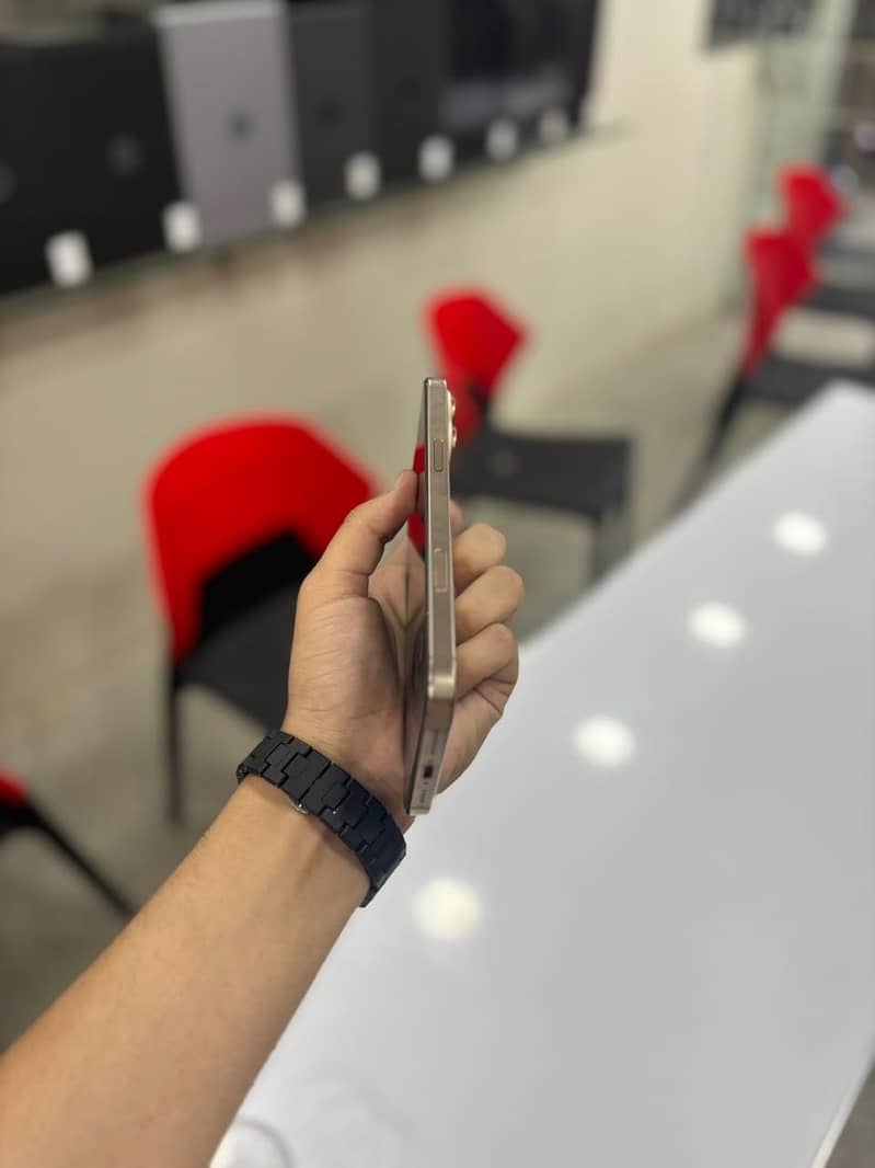Apple iPhone 16 Pro Max 3