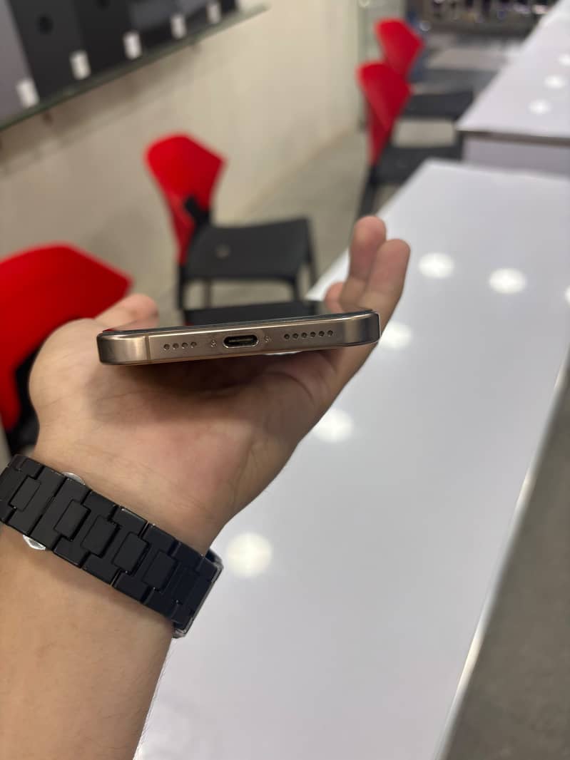 Apple iPhone 16 Pro Max 5