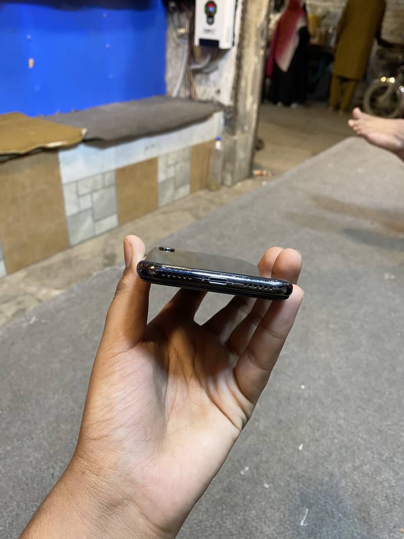 Apple iPhone X 4