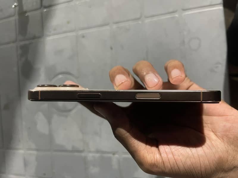 Apple iPhone 16 Pro 2