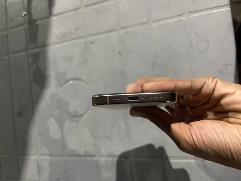 Apple iPhone 16 Pro 4