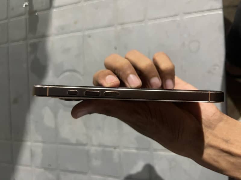 Apple iPhone 16 Pro 5