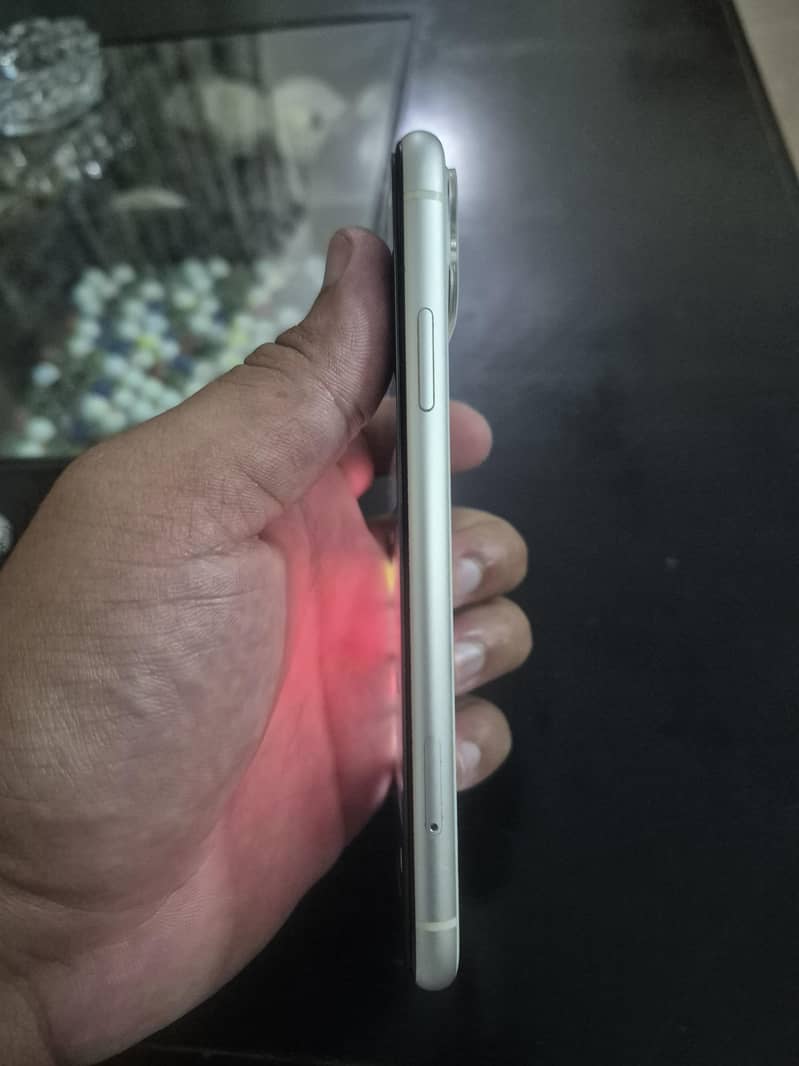Apple iPhone 11 4