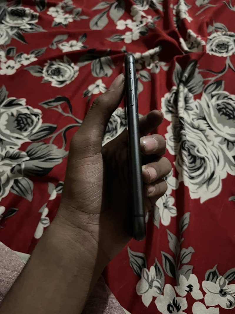 Apple iPhone 11 4