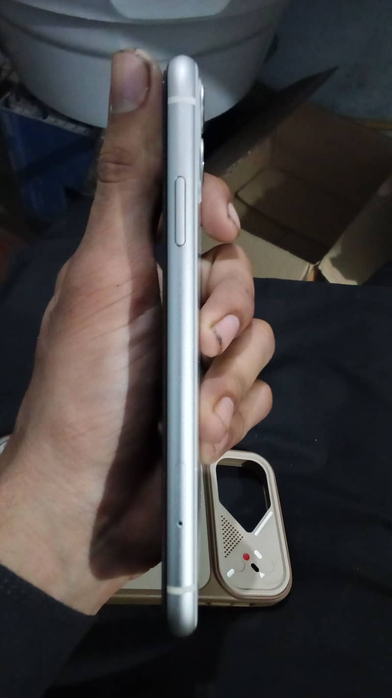 Apple iPhone 11 4