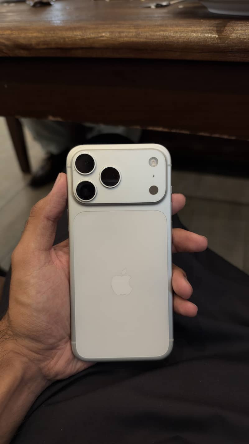 Apple iPhone 17 Pro Max 0