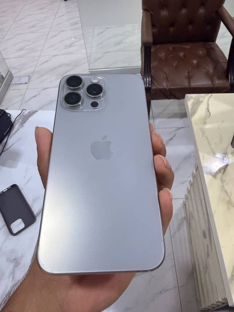 Apple iPhone 15 Pro Max 3