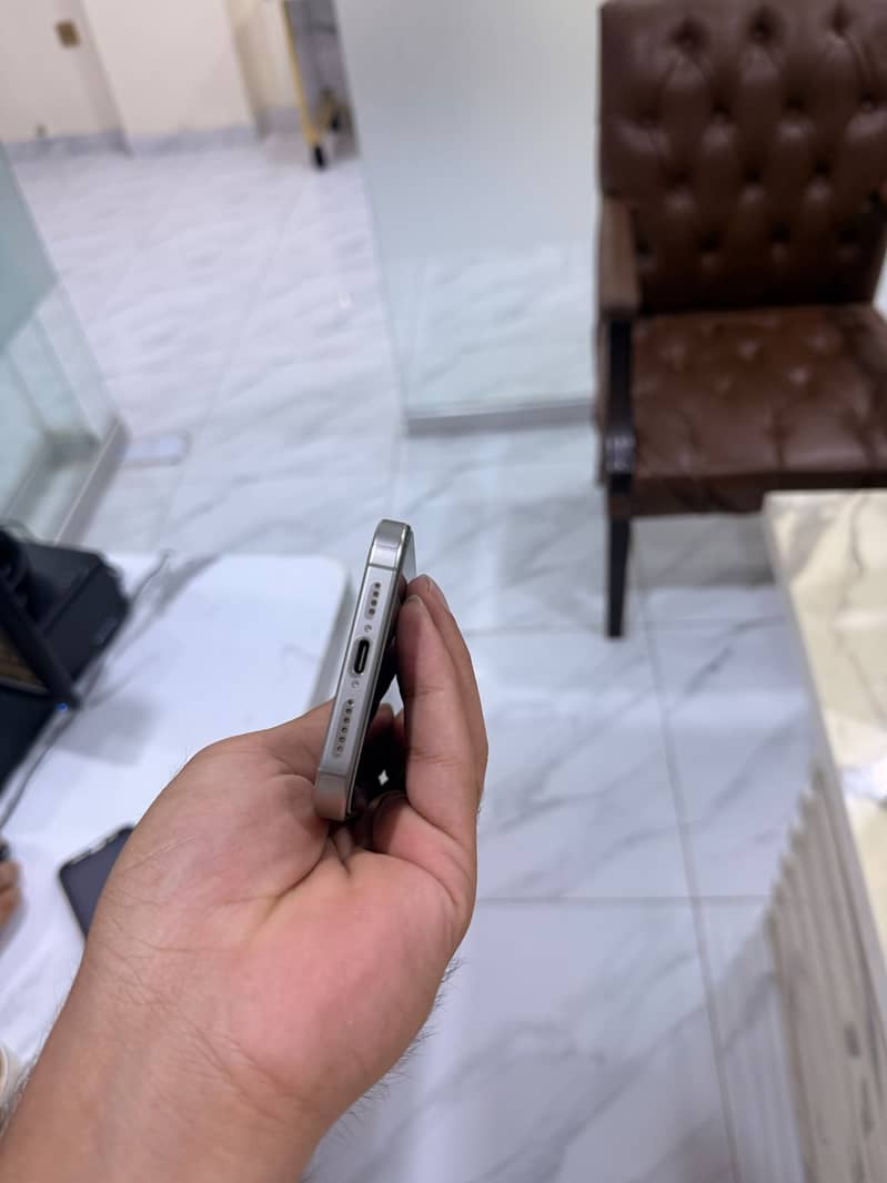 Apple iPhone 15 Pro Max 4
