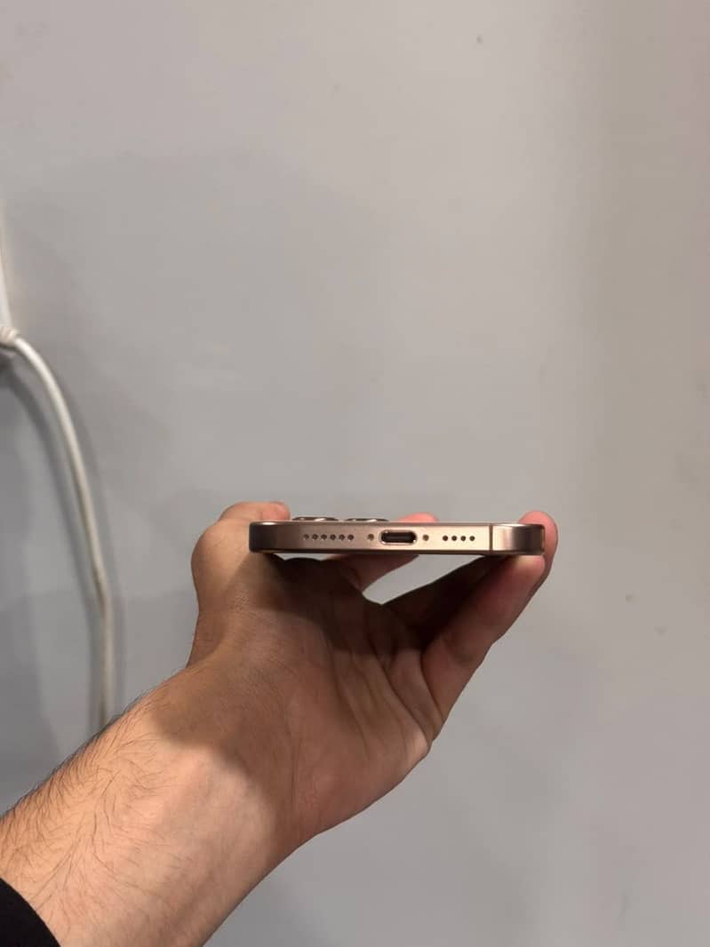 Apple iPhone 16 Pro Max 2