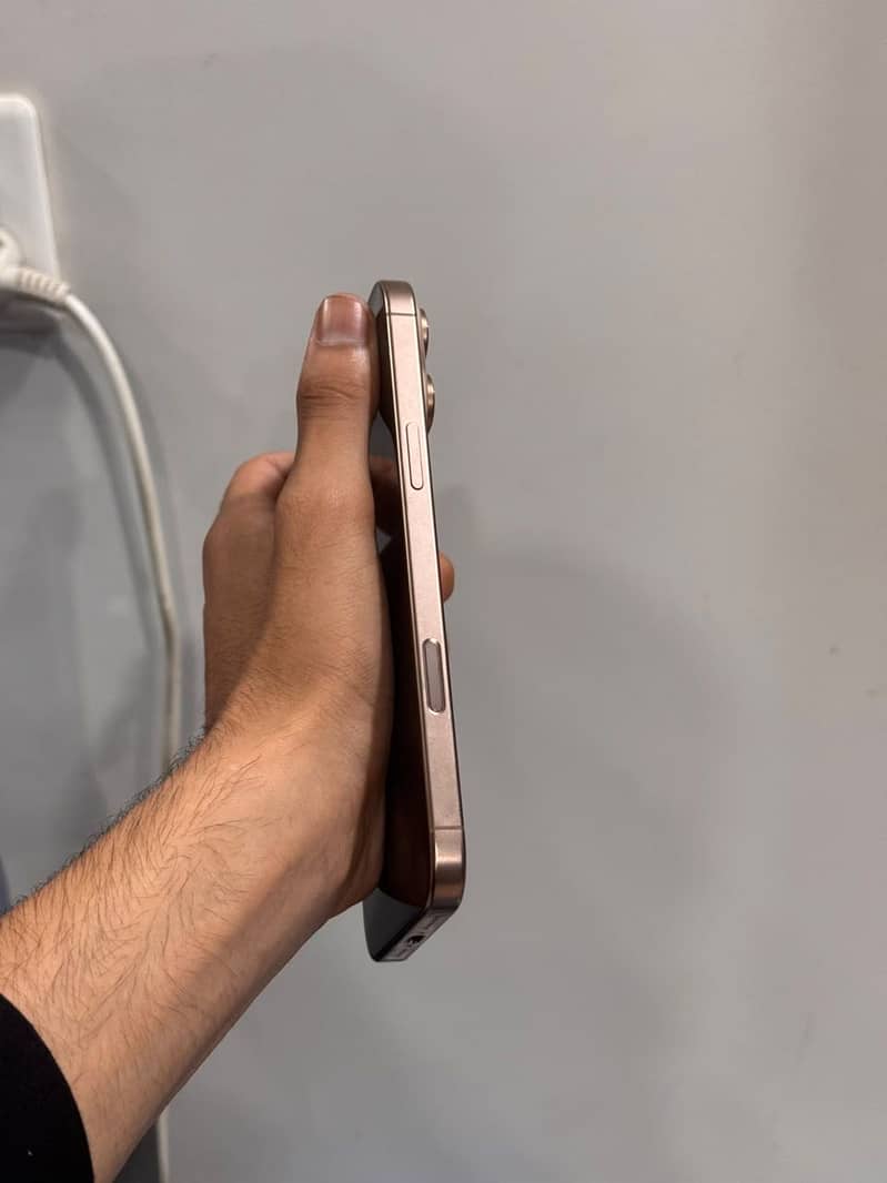 Apple iPhone 16 Pro Max 4