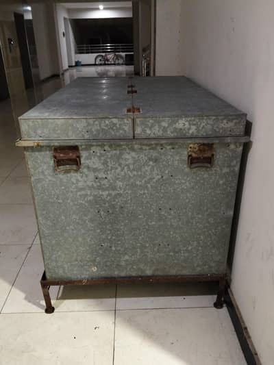 iron trunk (MOTi chadar) for sale with stand