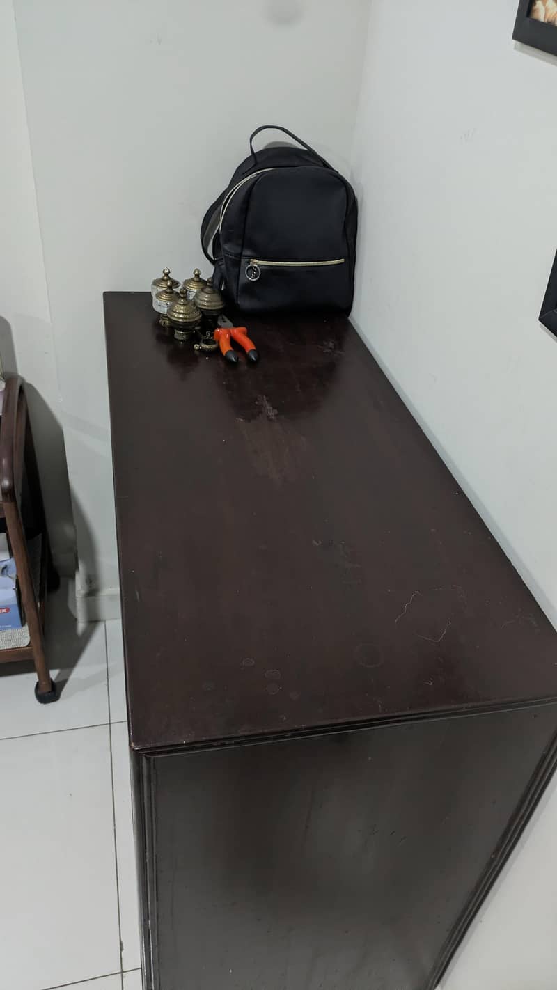Cabinet 1