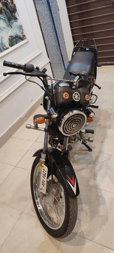 Yamaha YB-125Z Motorcycle Blue Colour Converted to Black