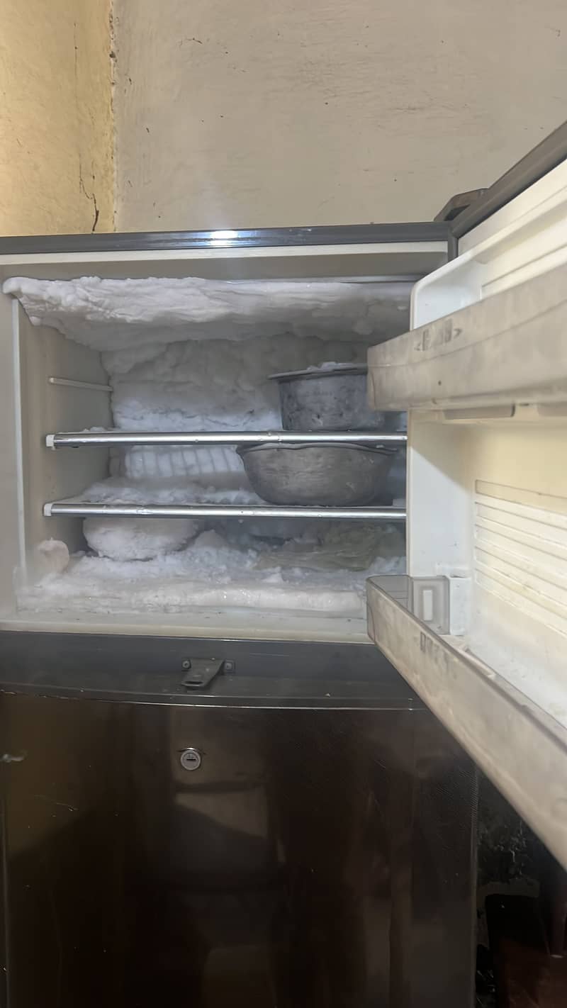 Dawlance medium Size fridge 0